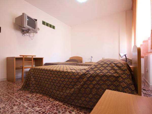 B&B Santa Gilla : photo 3 de la chambre chambre triple basique