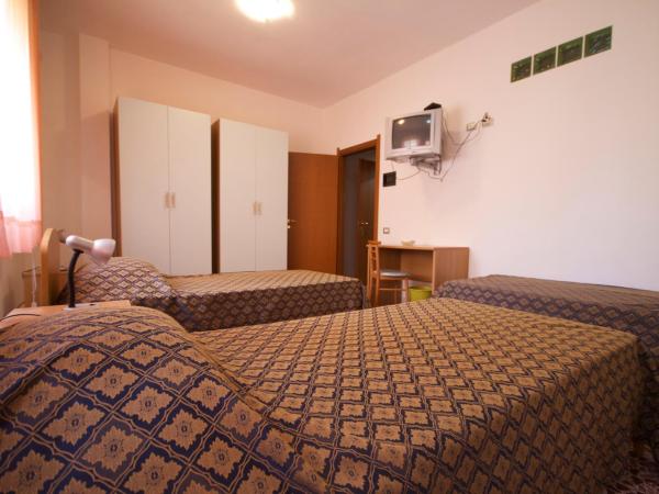 B&B Santa Gilla : photo 4 de la chambre chambre triple basique