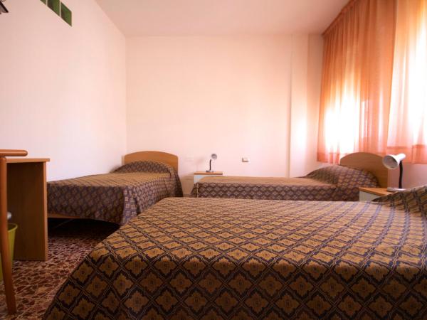 B&B Santa Gilla : photo 5 de la chambre chambre triple basique