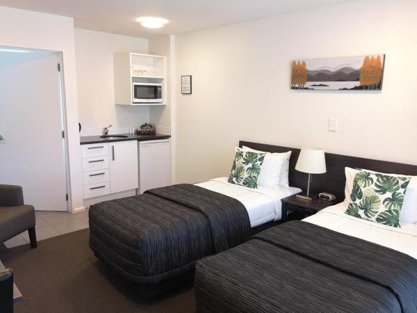 Airport Palms Motel : photo 7 de la chambre chambre lits jumeaux pour personnes à mobilité réduite