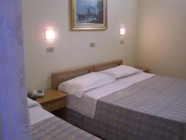 Hotel Pensione Romeo : photo 10 de la chambre chambre triple