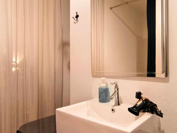 Beds In Garden Hostel : photo 4 de la chambre chambre familiale avec salle de bains privative