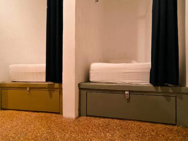 Beds In Garden Hostel : photo 3 de la chambre chambre familiale avec salle de bains privative