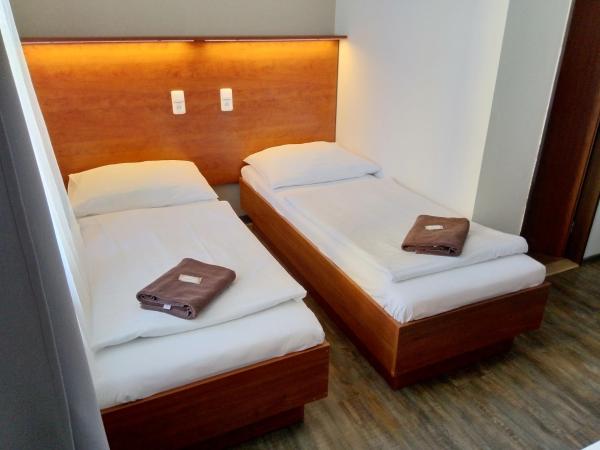 Beta Pension : photo 1 de la chambre chambre triple avec salle de bains privative