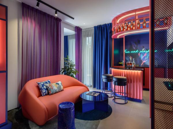 Demo Hotel Design Emotion : photo 6 de la chambre suite lit queen-size