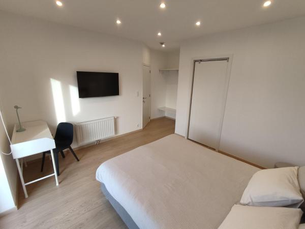 Studio Citadelle & proche centre historique : photo 4 de la chambre chambre double - vue sur jardin