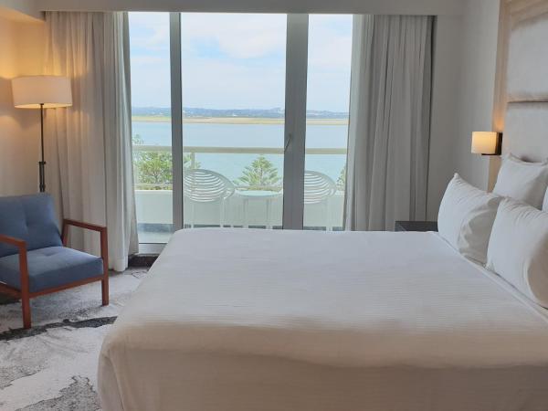 Novotel Sydney Brighton Beach : photo 5 de la chambre suite lit king-size - vue sur baie