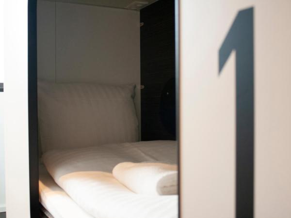 Next House Copenhagen : photo 8 de la chambre chambre privée avec 6 lits et salle de bains privative