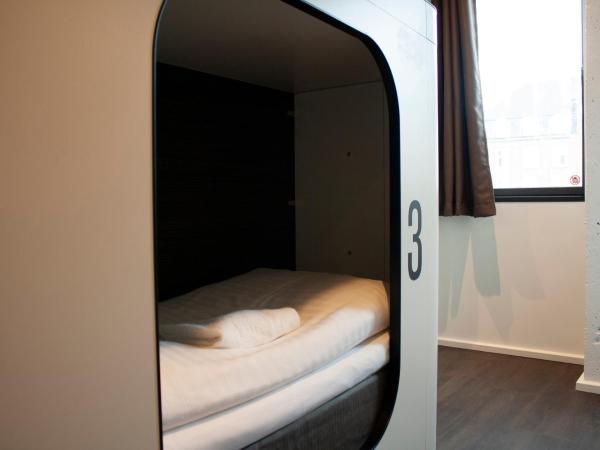 Next House Copenhagen : photo 9 de la chambre chambre privée avec 6 lits et salle de bains privative