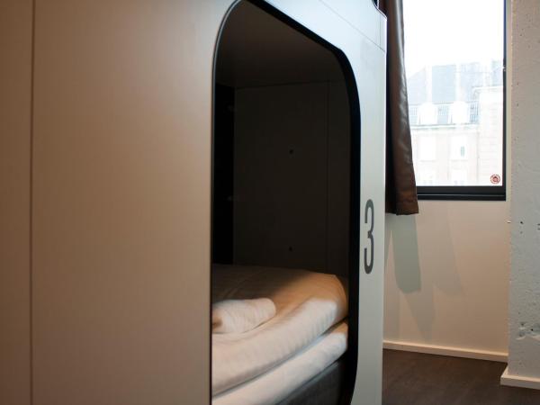 Next House Copenhagen : photo 5 de la chambre chambre privée avec 4 lits et salle de bains privative