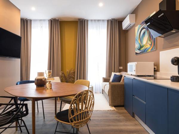 Legend Majestic - Parking Privé- Climatisation - Gare - Centre Ville : photo 2 de la chambre appartement avec balcon