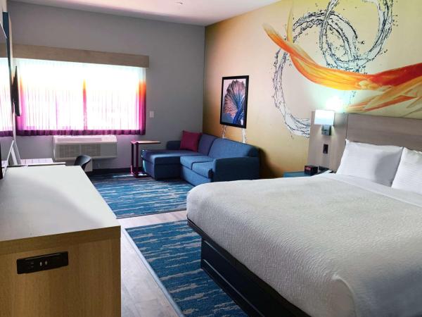 La Quinta Inn & Suites by Wyndham San Antonio Seaworld LAFB : photo 2 de la chambre chambre lit king-size deluxe avec baignoire - accessible aux personnes à mobilité réduite/malentendantes - non-fumeurs