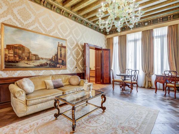 Hotel Ai Reali - Small Luxury Hotels of the World : photo 1 de la chambre suite – vue sur canal