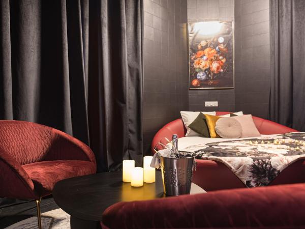 Legend Majestic Superbe Love Room - Jacuzzi - Champagne - Romantisme - parking privé : photo 8 de la chambre suite avec baignoire spa