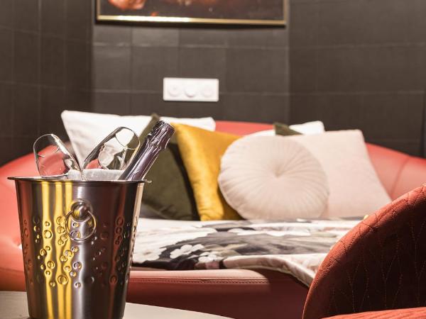 Legend Majestic Superbe Love Room - Jacuzzi - Champagne - Romantisme - parking privé : photo 5 de la chambre suite avec baignoire spa