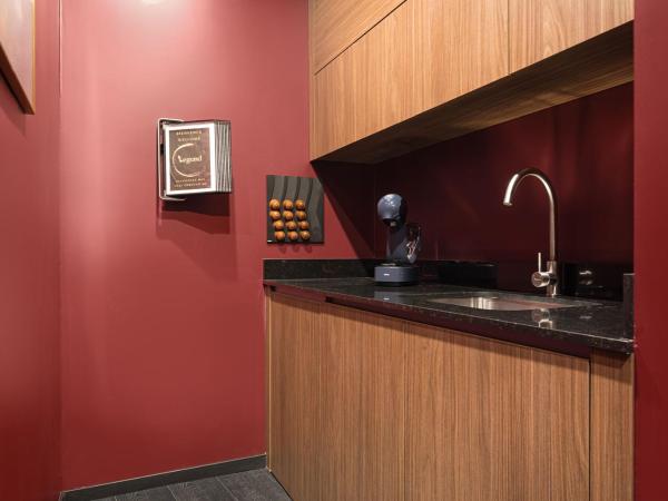 Legend Majestic Superbe Love Room - Jacuzzi - Champagne - Romantisme - parking privé : photo 7 de la chambre suite avec baignoire spa