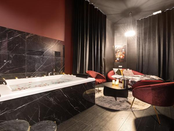 Legend Majestic Superbe Love Room - Jacuzzi - Champagne - Romantisme - parking privé : photo 9 de la chambre suite avec baignoire spa