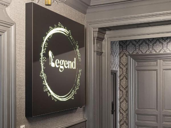 Legend Majestic Superbe Love Room - Jacuzzi - Champagne - Romantisme - parking privé : photo 1 de la chambre suite avec baignoire spa