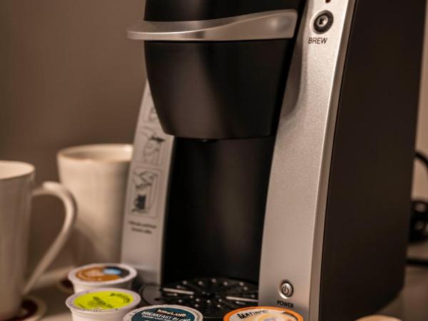 Hotel Broad Ripple : photo 9 de la chambre chambre lit king-size avec balcon