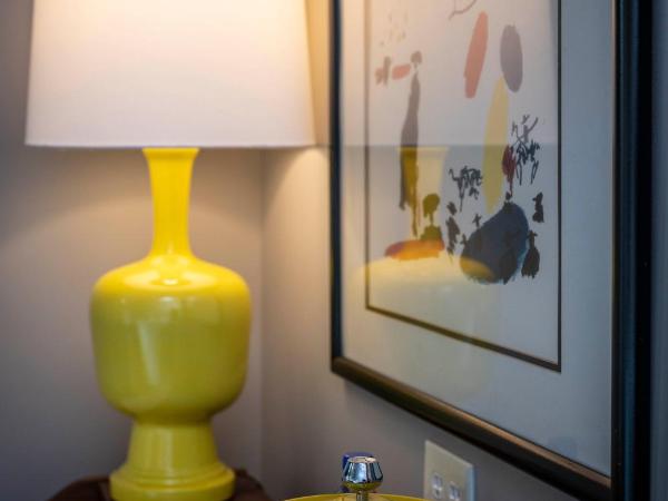 Hotel Broad Ripple : photo 7 de la chambre chambre lit king-size avec balcon