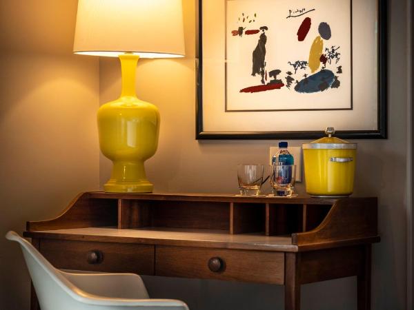 Hotel Broad Ripple : photo 6 de la chambre chambre lit king-size avec balcon