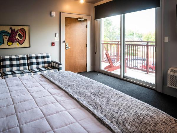 Hotel Broad Ripple : photo 5 de la chambre chambre lit king-size avec balcon