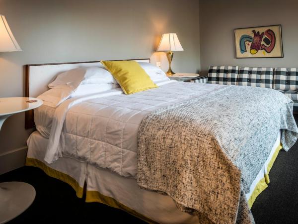 Hotel Broad Ripple : photo 2 de la chambre chambre lit king-size avec balcon