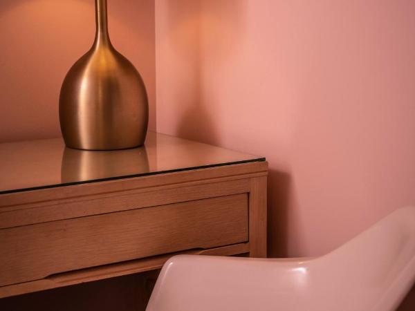 Hotel Broad Ripple : photo 8 de la chambre chambre lit king-size avec balcon