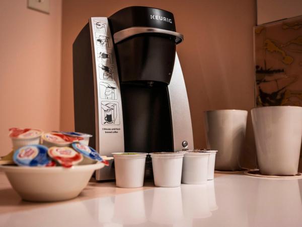 Hotel Broad Ripple : photo 10 de la chambre chambre lit king-size avec balcon