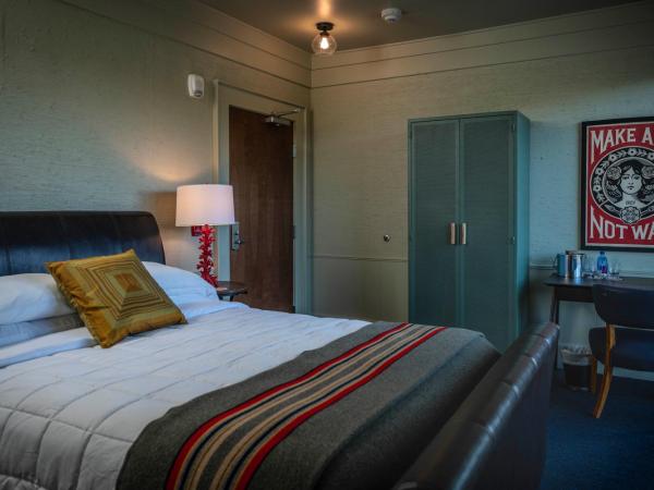 Hotel Broad Ripple : photo 2 de la chambre chambre lit queen-size avec balcon