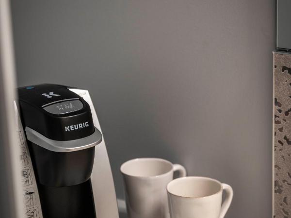 Hotel Broad Ripple : photo 6 de la chambre chambre lit king-size avec balcon