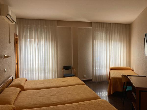 Hotel Condal : photo 5 de la chambre chambre familiale