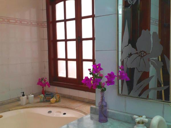 Tanino Guest House : photo 4 de la chambre suite lit king-size avec baignoire spa