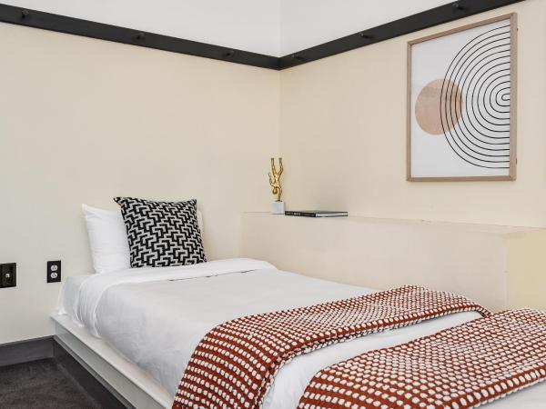 The Maverick by Kasa : photo 3 de la chambre studio familial - enregistrement autonome avec réception virtuelle