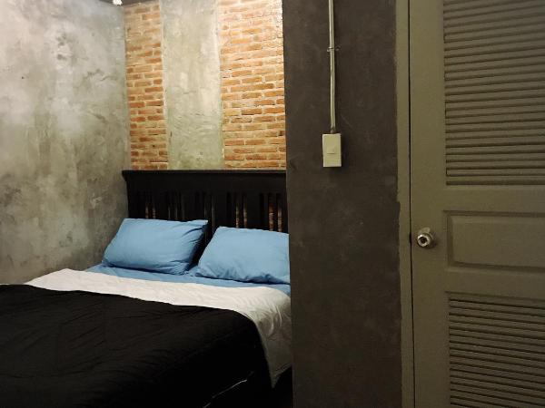 Lanna Hostel : photo 4 de la chambre chambre double avec salle de bains privative et climatisation