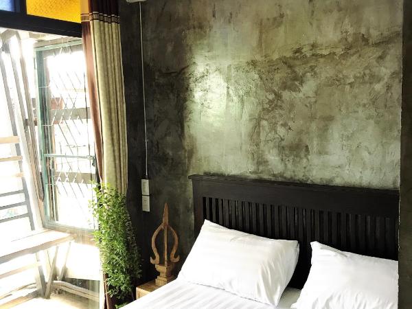 Lanna Hostel : photo 6 de la chambre chambre lit queen-size avec balcon et climatisation