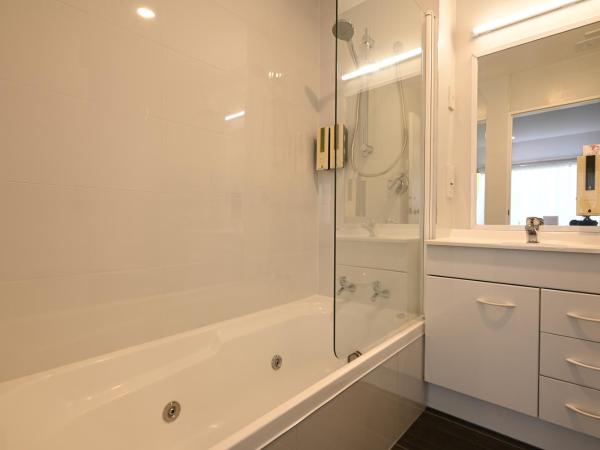 Riccarton Mall Motel : photo 5 de la chambre appartement 2 chambres avec baignoire spa