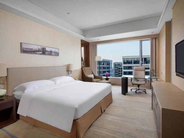 Crowne Plaza Guangzhou Huadu, an IHG Hotel - Free shuttle between hotel and Exhibition Center during Canton Fair & Exhibitor registration Counter : photo 2 de la chambre chambre lit king-size standard - vue sur jardin