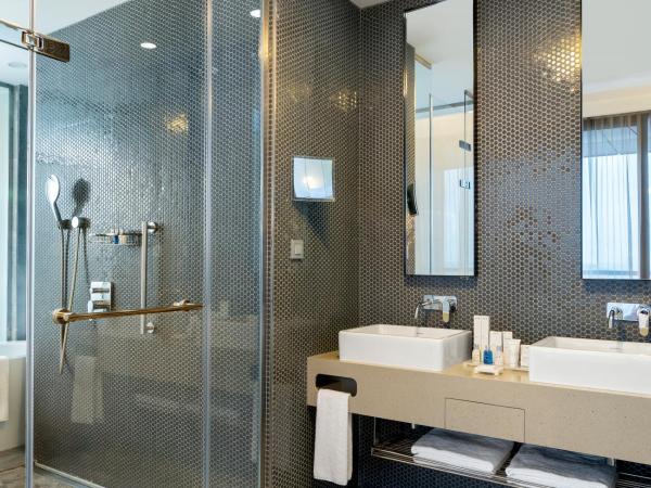 Radisson Blu Hotel Istanbul Asia : photo 4 de la chambre suite junior avec terrasse - vue sur ville