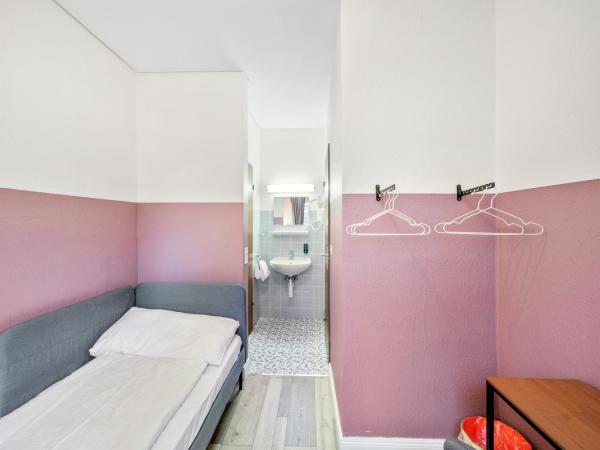 Becozy Self Check-in Pop-Up Hotel Basel : photo 8 de la chambre hébergement minimaliste