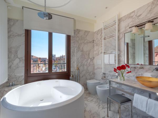 Palazzo Veneziano - Venice Collection : photo 4 de la chambre suite d'angle junior avec bain à remous - vue sur canal