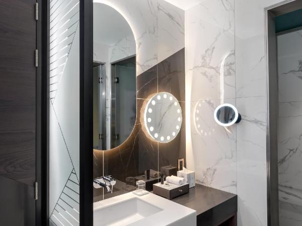 Hyatt Centric Jumeirah Dubai : photo 2 de la chambre chambre lit king-size avec balcon et vue sur la mer
