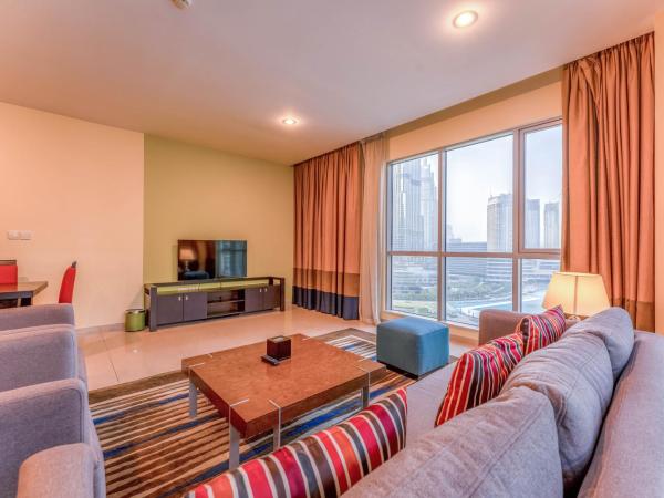 Ramada by Wyndham Downtown Dubai : photo 1 de la chambre hébergement 2 chambres, balcon avec vue sur burj khalifa, non-fumeurs