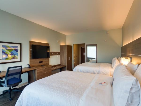 Holiday Inn Express & Suites - Charlotte - South End, an IHG Hotel : photo 5 de la chambre standard queen room with two queen beds and mobility accessible roll-in shower