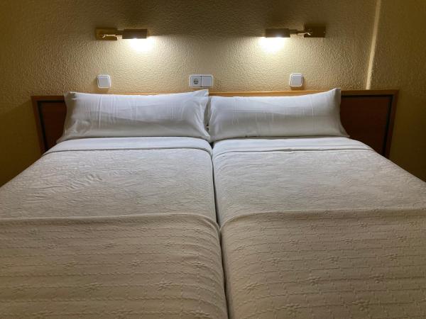 Hotel Condal : photo 5 de la chambre chambre lits jumeaux