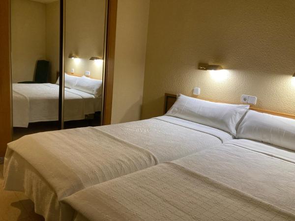 Hotel Condal : photo 6 de la chambre chambre lits jumeaux