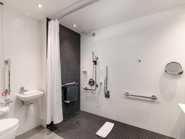 InterContinental London - The O2 : photo 7 de la chambre chambre lit king-size avec douche accessible en fauteuil roulant