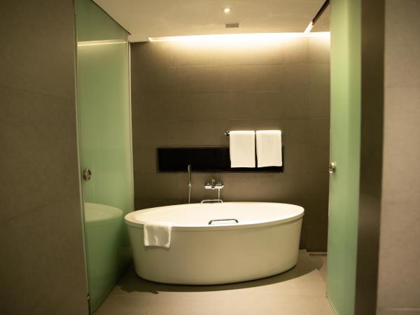 Novotel Kolkata Hotel and Residences : photo 5 de la chambre suite avec accès au salon premier - navette aéroport - blanchisserie