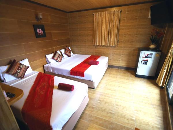 Thai Cozy House - SHA certified : photo 1 de la chambre chambre triple avec balcon