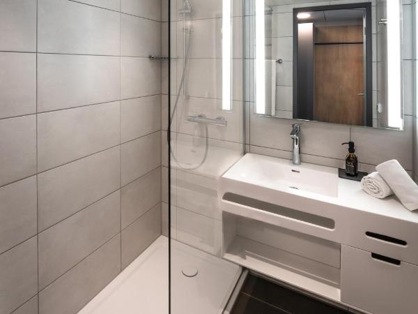 LOGINN Hotel Stuttgart Zuffenhausen : photo 6 de la chambre chambre double supérieure